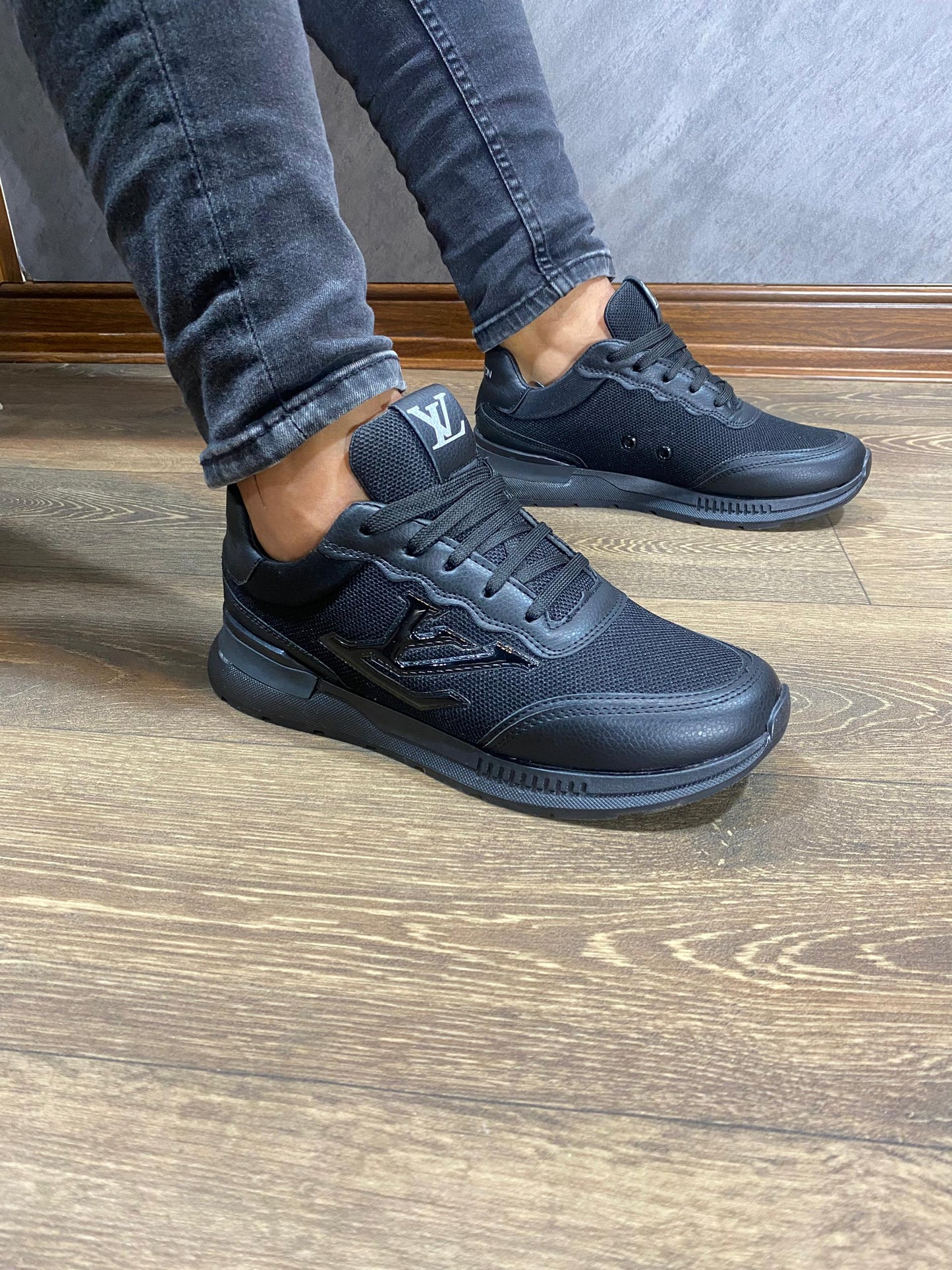 Lv black black الأناقة عنواننا